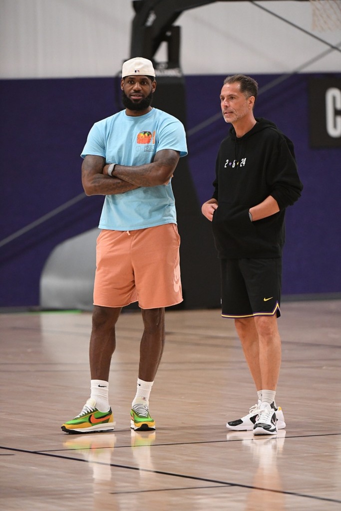 NBA高管：到现在湖人也没宣布过詹姆斯执行了选项 这非常奇怪