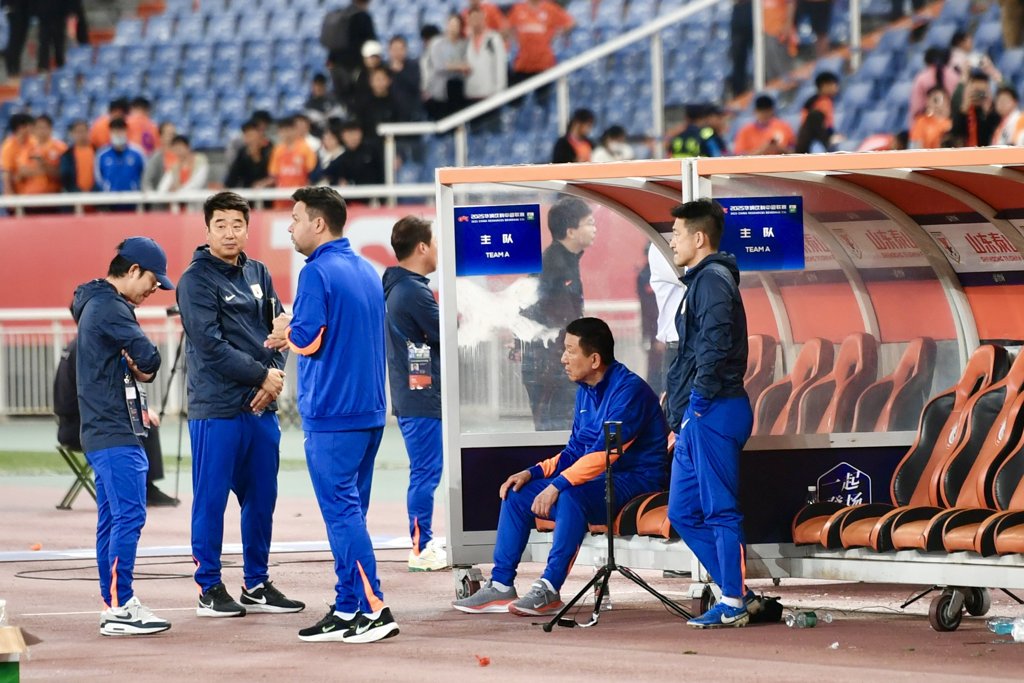 鲁媒：泰山对玉昆赛前发布会人选依然未定，教练和球员都是待定